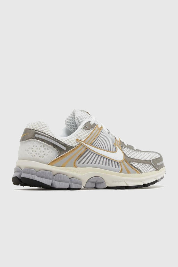 NIKE AIR ZOOM VOMERO 5 'METALLIC PEWTER GOLD' - HJ7247-099